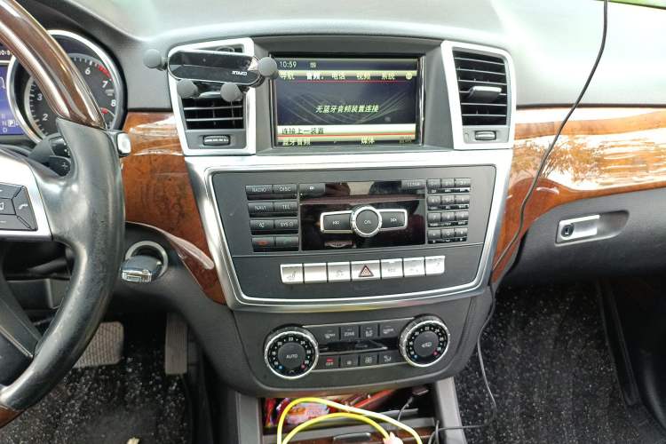Used Mercedes-Benz M-Class 2015 ML 400 4MATIC Luxury Model Audio And AC Panel