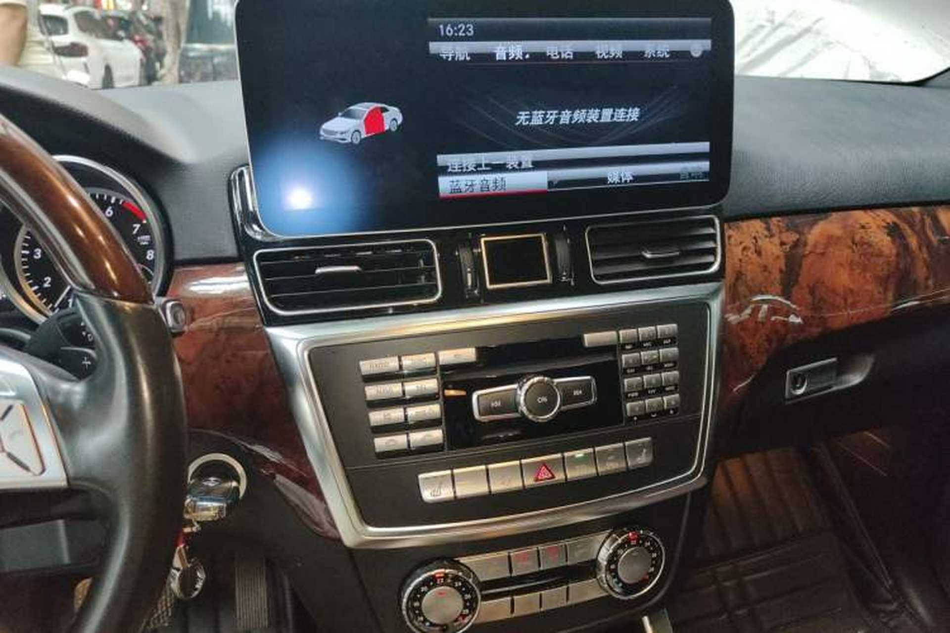 Used Mercedes-Benz M-Class 2015 ML 400 4MATIC Luxury Model Audio And AC Panel