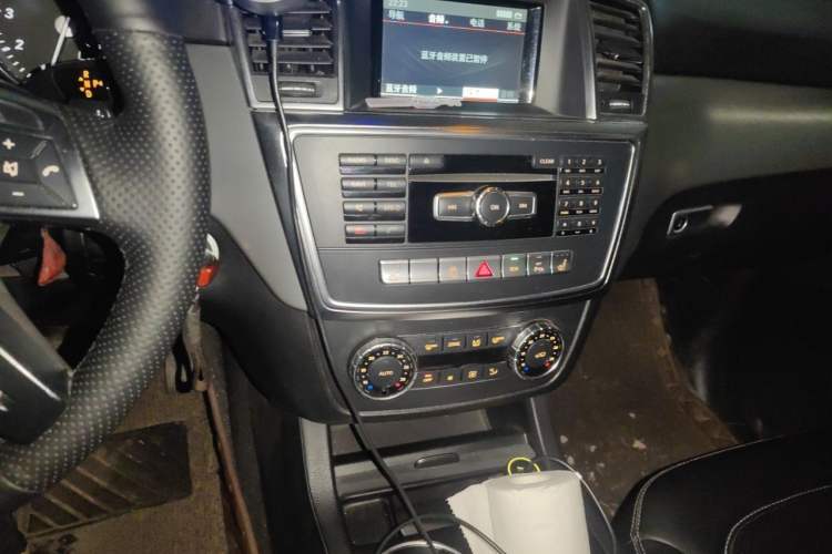Used Mercedes-Benz M-Class 2015 ML 320 4MATIC Audio And AC Panel
