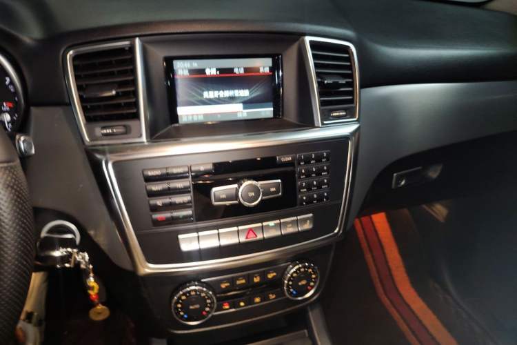 Used Mercedes-Benz M-Class 2015 ML 320 4MATIC Audio And AC Panel