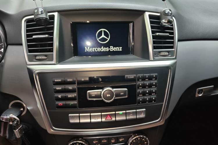 Used Mercedes-Benz M-Class 2015 ML 320 4MATIC Audio And AC Panel