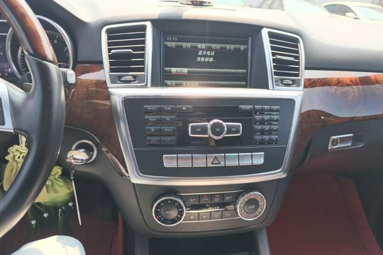 Used Mercedes-Benz M-Class 2015 ML 400 4MATIC Luxury Model Audio And AC Panel