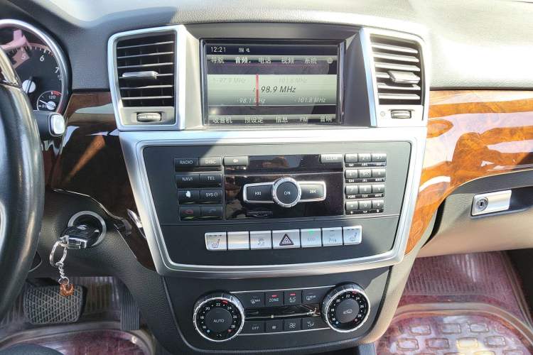 Used Mercedes-Benz M-Class 2015 ML 400 4MATIC Luxury Model Audio And AC Panel