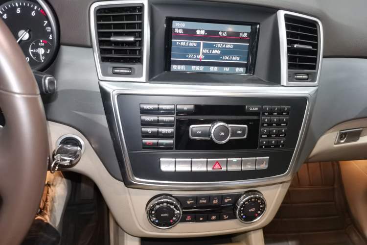 Used Mercedes-Benz M-Class 2015 ML 320 4MATIC Audio And AC Panel