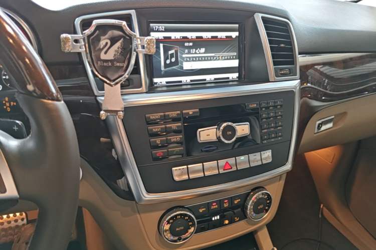 Used Mercedes-Benz M-Class 2015 ML 400 4MATIC Luxury Model Audio And AC Panel