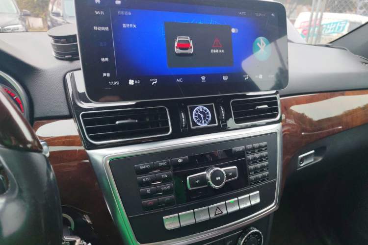 Used Mercedes-Benz M-Class 2015 ML 400 4MATIC Luxury Model Audio And AC Panel