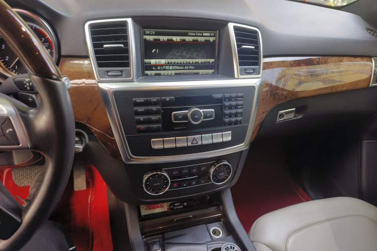 Used Mercedes-Benz M-Class 2015 ML 400 4MATIC Luxury Model Audio And AC Panel