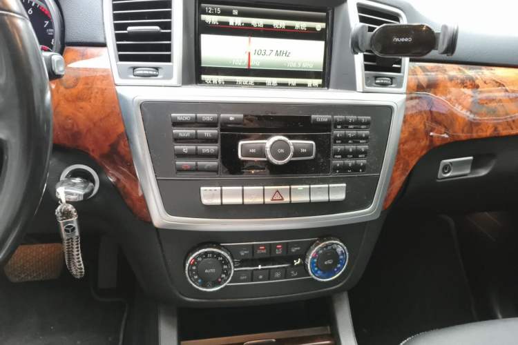 Used Mercedes-Benz M-Class 2015 ML 400 4MATIC Dynamic Model Audio And AC Panel