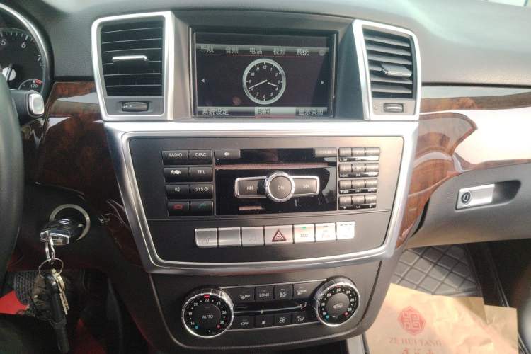 Used Mercedes-Benz M-Class 2015 ML 400 4MATIC Dynamic Model Audio And AC Panel