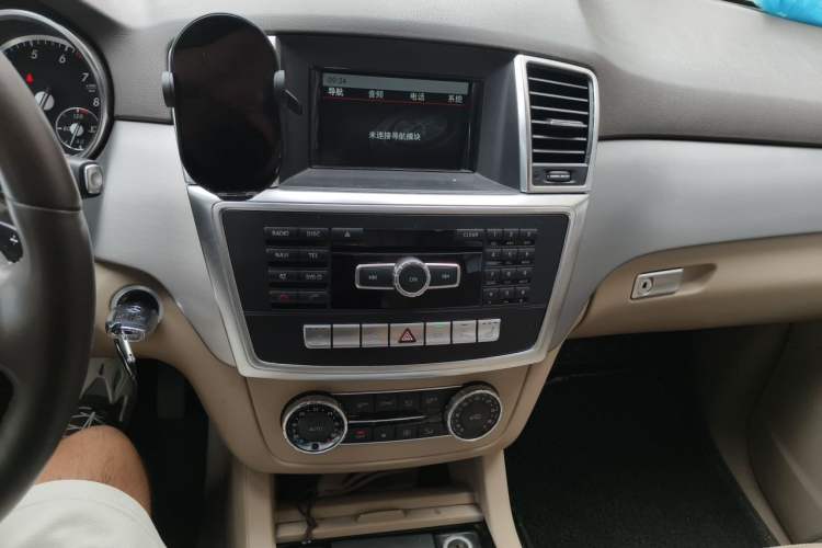 Used Mercedes-Benz M-Class 2015 ML 320 4MATIC Audio And AC Panel