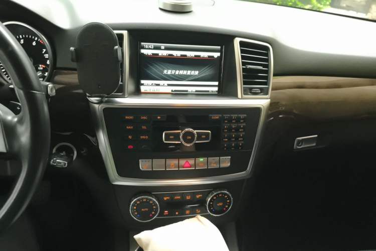Used Mercedes-Benz M-Class 2015 ML 400 4MATIC Dynamic Model Audio And AC Panel