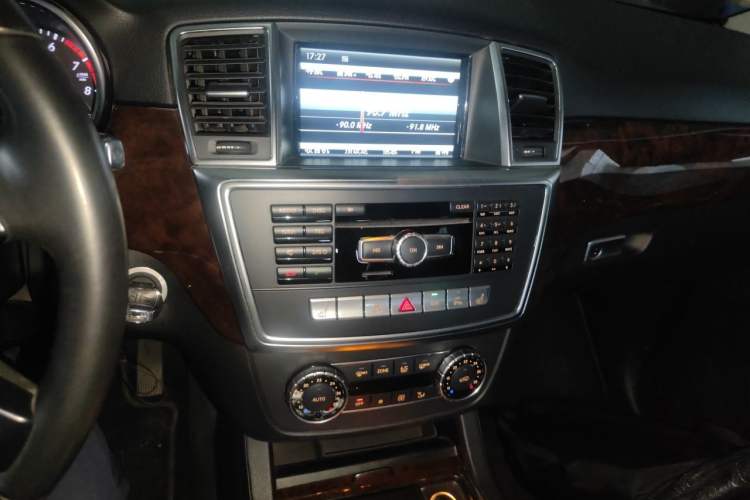 Used Mercedes-Benz M-Class 2015 ML 400 4MATIC Dynamic Model Audio And AC Panel