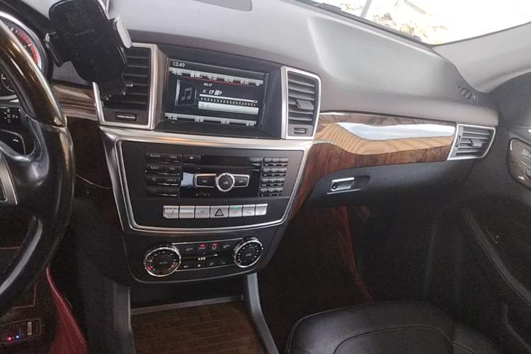 Used Mercedes-Benz M-Class 2015 ML 400 4MATIC Luxury Model Audio And AC Panel