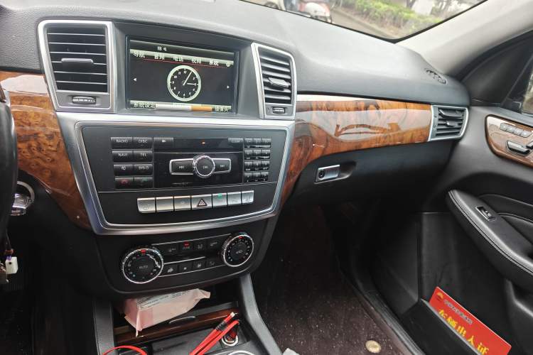 Used Mercedes-Benz M-Class 2015 ML 400 4MATIC Luxury Model Audio And AC Panel
