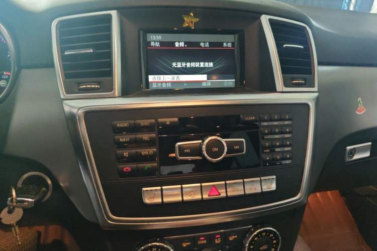 Used Mercedes-Benz M-Class 2015 ML 320 4MATIC Audio And AC Panel