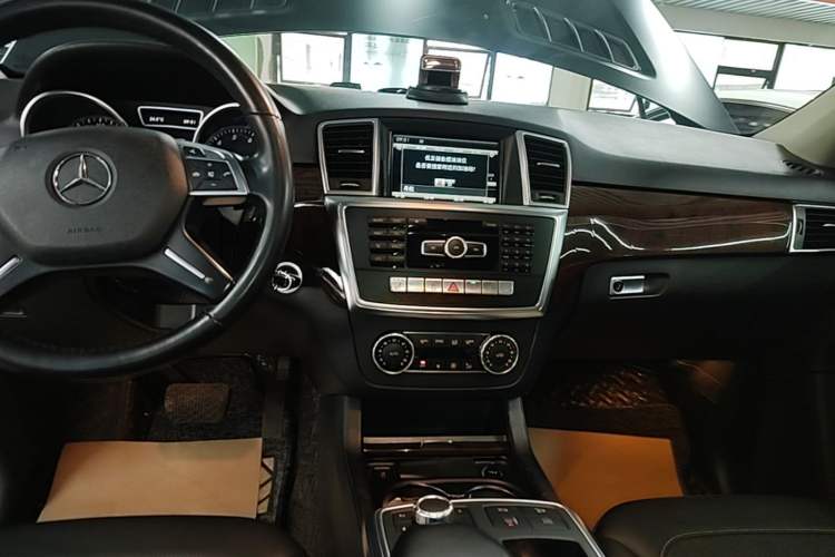 Used Mercedes-Benz M-Class 2015 ML 400 4MATIC Dynamic Model Audio And AC Panel