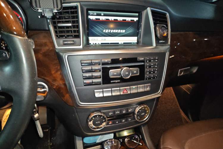 Used Mercedes-Benz M-Class 2015 ML 400 4MATIC Luxury Model Audio And AC Panel