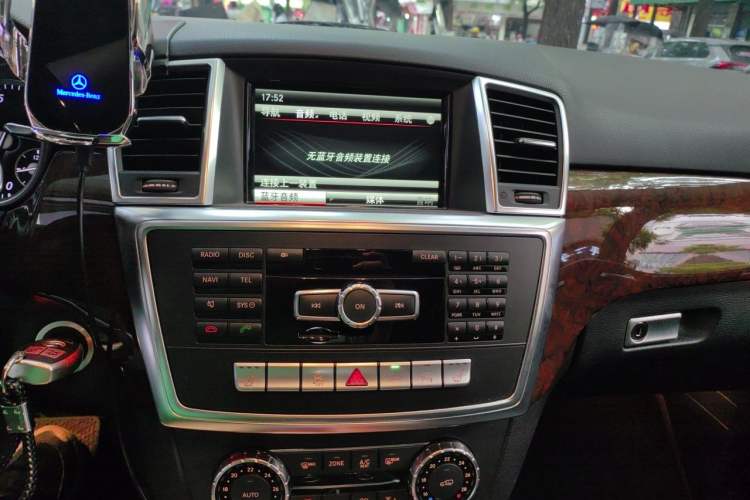 Used Mercedes-Benz M-Class 2015 ML 400 4MATIC Luxury Model Audio And AC Panel