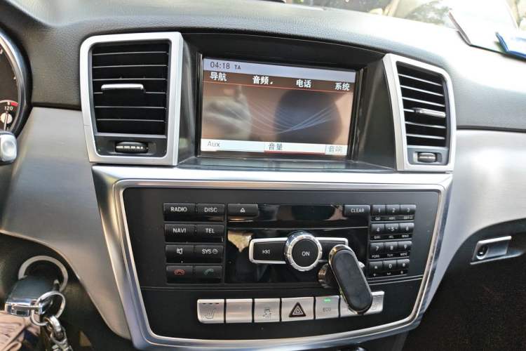 Used Mercedes-Benz M-Class 2015 ML 320 4MATIC Audio And AC Panel