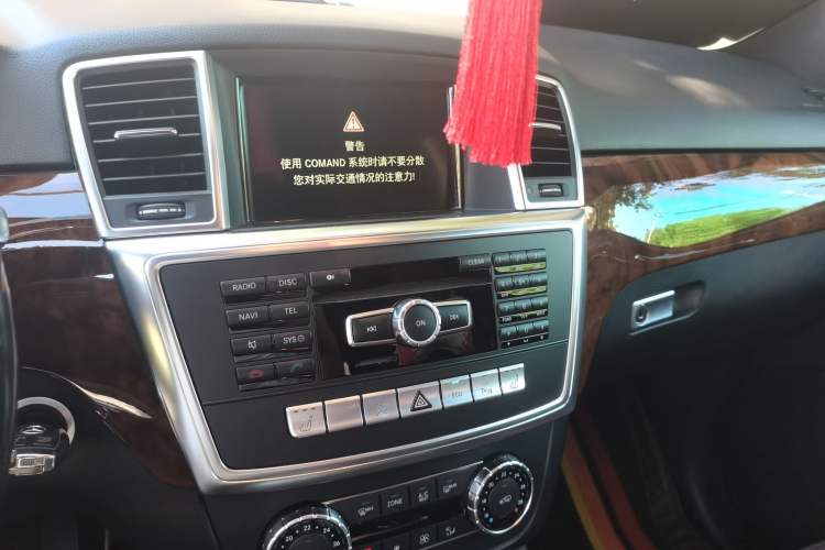 Used Mercedes-Benz M-Class 2015 ML 400 4MATIC Luxury Model Audio And AC Panel