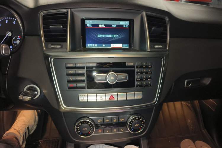 Used Mercedes-Benz M-Class 2015 ML 320 4MATIC Audio And AC Panel