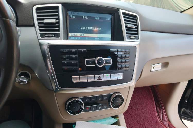 Used Mercedes-Benz M-Class 2015 ML 320 4MATIC Audio And AC Panel