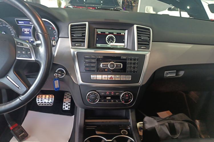 Used Mercedes-Benz M-Class 2015 ML 320 4MATIC Audio And AC Panel