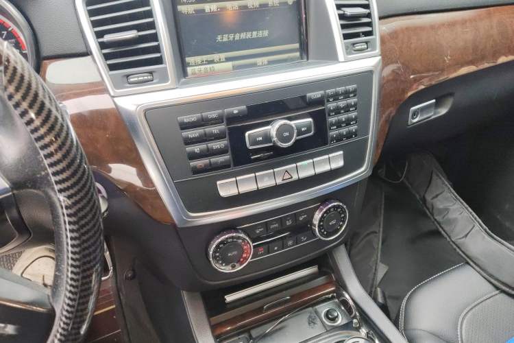 Used Mercedes-Benz M-Class 2015 ML 400 4MATIC Dynamic Model Audio And AC Panel