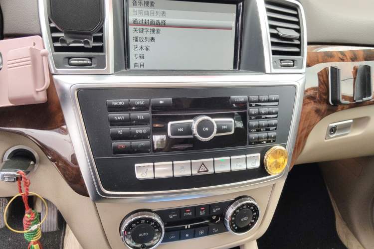 Used Mercedes-Benz M-Class 2015 ML 400 4MATIC Dynamic Model Audio And AC Panel