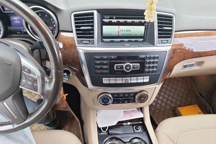 Used Mercedes-Benz M-Class 2015 ML 400 4MATIC Dynamic Model Audio And AC Panel