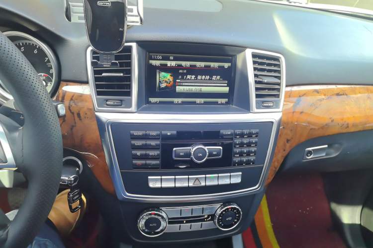 Used Mercedes-Benz M-Class 2015 ML 400 4MATIC Dynamic Model Audio And AC Panel