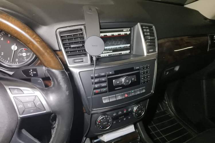 Used Mercedes-Benz M-Class 2015 ML 400 4MATIC Luxury Model Audio And AC Panel