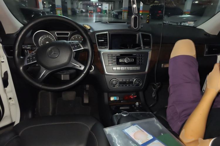 Used Mercedes-Benz M-Class 2015 ML 400 4MATIC Dynamic Model Center Console