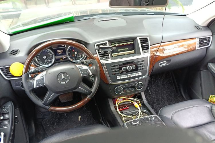 Used Mercedes-Benz M-Class 2015 ML 400 4MATIC Luxury Model Center Console