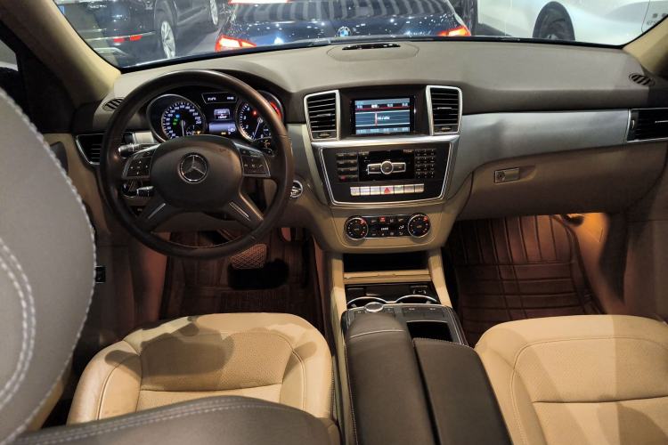 Used Mercedes-Benz M-Class 2015 ML 320 4MATIC Center Console