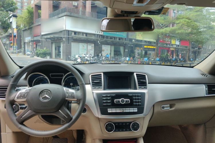 Used Mercedes-Benz M-Class 2015 ML 320 4MATIC Center Console