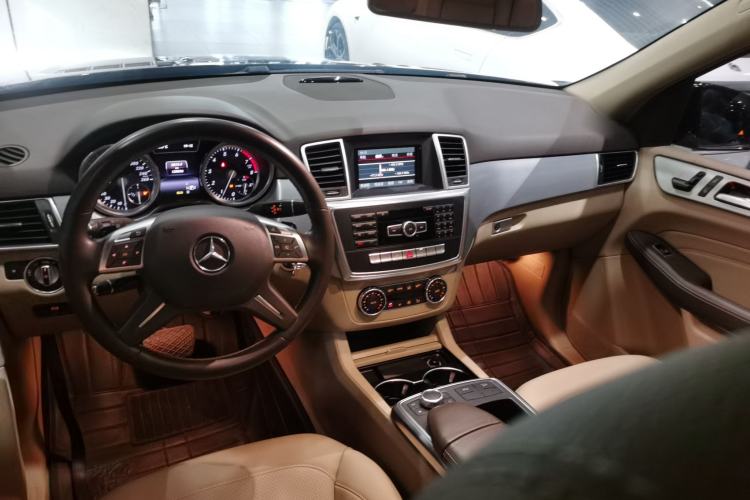 Used Mercedes-Benz M-Class 2015 ML 320 4MATIC Center Console