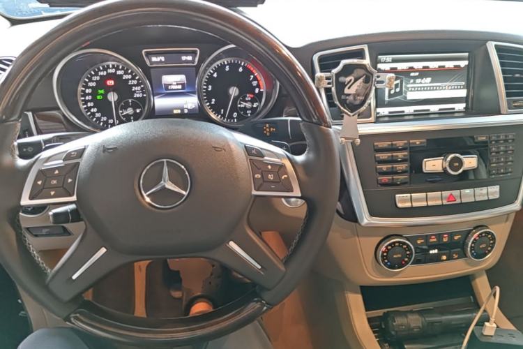 Used Mercedes-Benz M-Class 2015 ML 400 4MATIC Luxury Model Center Console