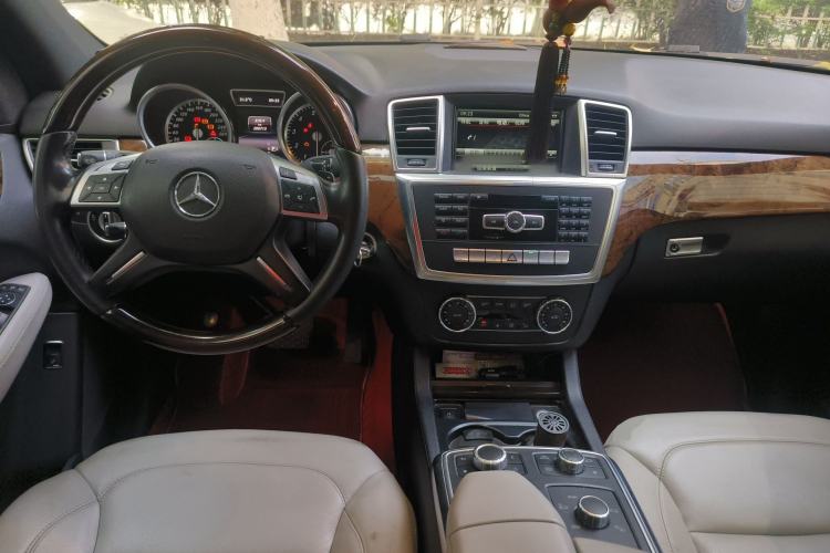 Used Mercedes-Benz M-Class 2015 ML 400 4MATIC Luxury Model Center Console