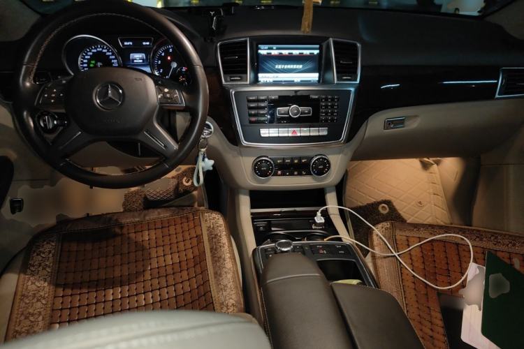 Used Mercedes-Benz M-Class 2015 ML 400 4MATIC Dynamic Model Center Console