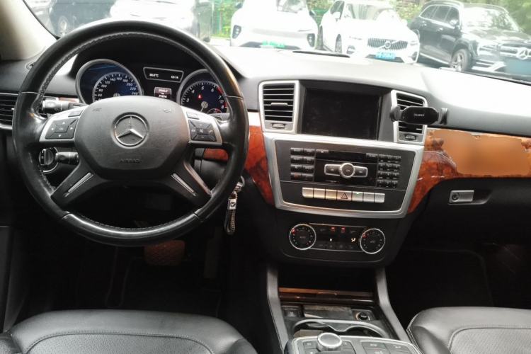 Used Mercedes-Benz M-Class 2015 ML 400 4MATIC Dynamic Model Center Console