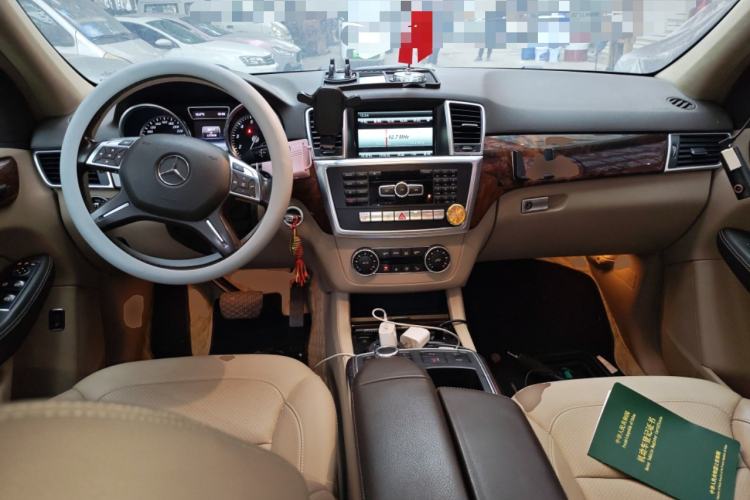 Used Mercedes-Benz M-Class 2015 ML 400 4MATIC Dynamic Model Center Console
