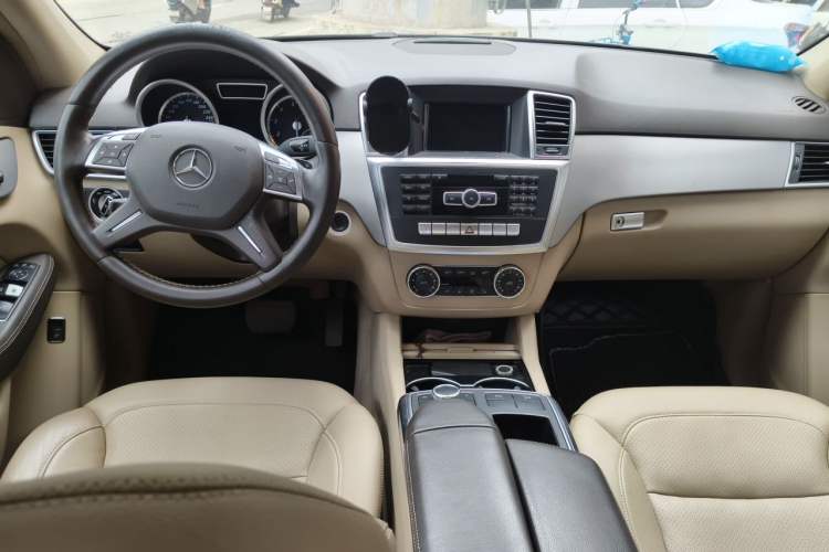 Used Mercedes-Benz M-Class 2015 ML 320 4MATIC Center Console