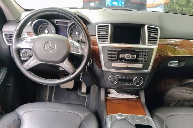 Used Mercedes-Benz M-Class 2015 ML 400 4MATIC Dynamic Model Center Console