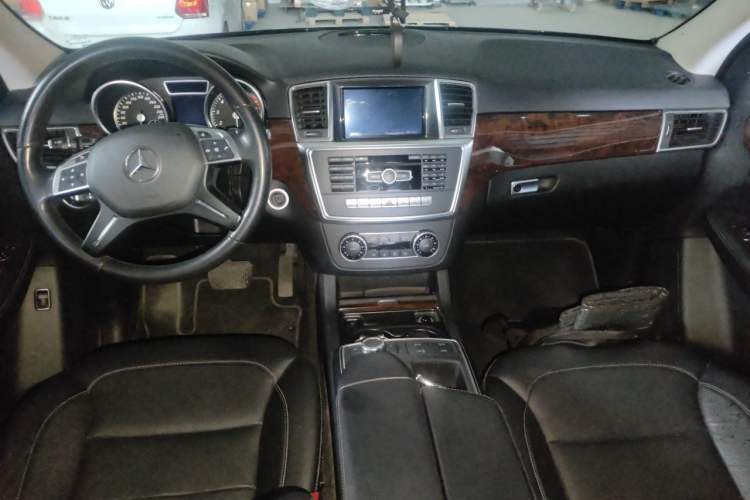 Used Mercedes-Benz M-Class 2015 ML 400 4MATIC Dynamic Model Center Console