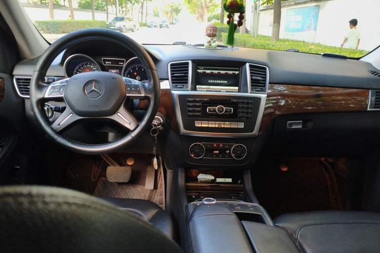 Used Mercedes-Benz M-Class 2015 ML 400 4MATIC Dynamic Model Center Console