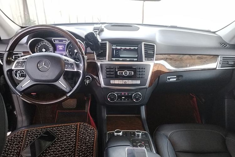 Used Mercedes-Benz M-Class 2015 ML 400 4MATIC Luxury Model Center Console
