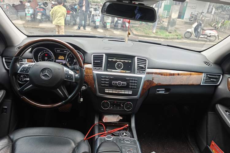 Used Mercedes-Benz M-Class 2015 ML 400 4MATIC Luxury Model Center Console
