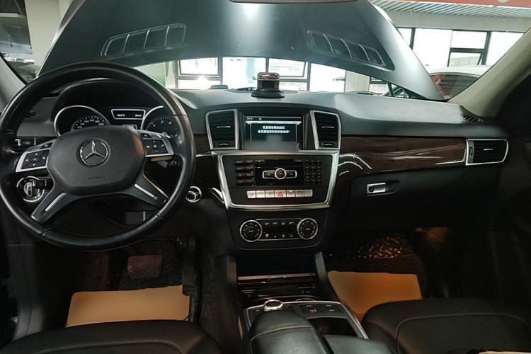 Used Mercedes-Benz M-Class 2015 ML 400 4MATIC Dynamic Model Center Console