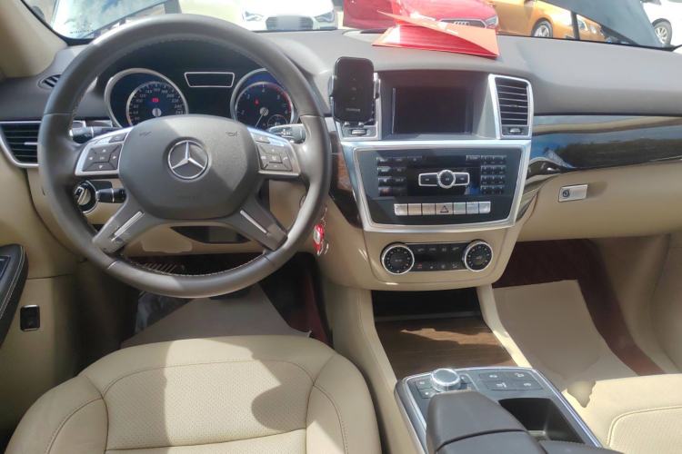 Used Mercedes-Benz M-Class 2015 ML 350 CDI 4MATIC Center Console